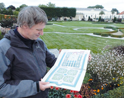 Martin Rembeck mit seinem Gartenfhrer  / Foto: Stefan Branahl